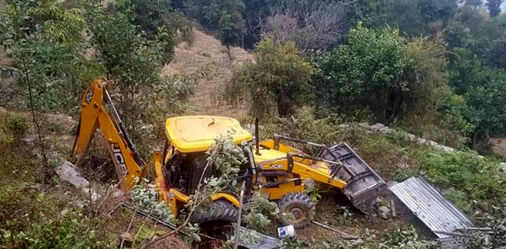 लोडर दुर्घटनामा एकको मृत्युु, ३ जना गम्भीर घाइते