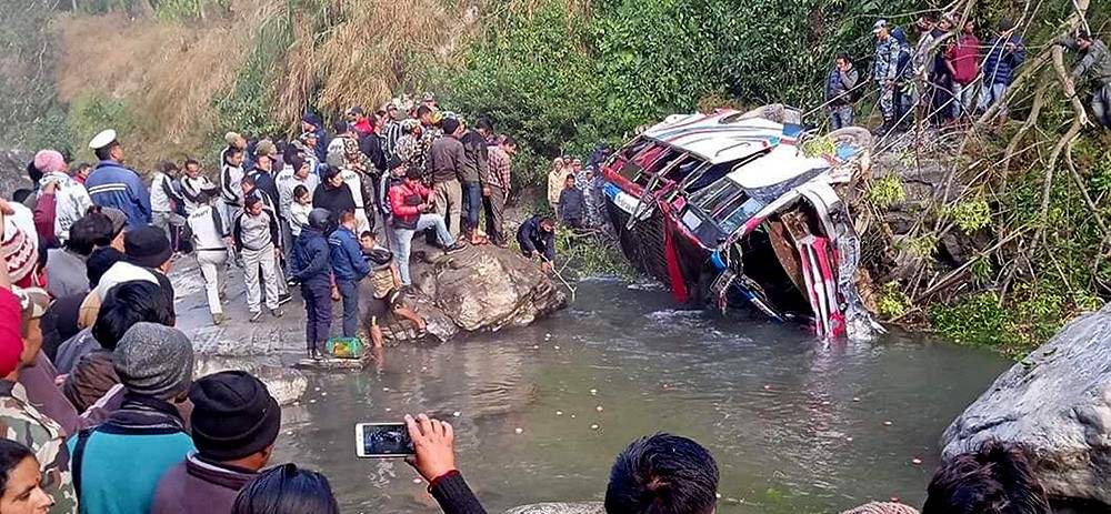 लमजुङमा बस दुर्घटनाः एकको मृत्यु, ४ जना गम्भीर घाइते