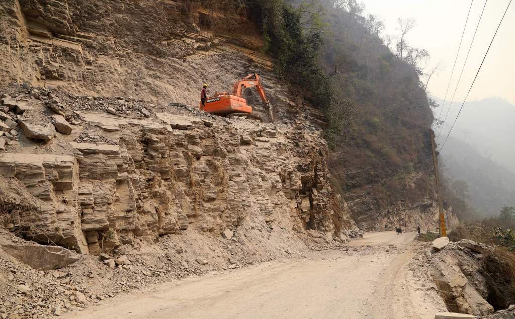 मध्यपहाडी लोकमार्ग अवरुद्ध