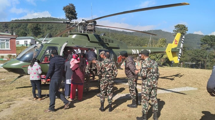 दोलखाकी एक सुत्केरीको हेलिकोप्टरबाट उद्धार