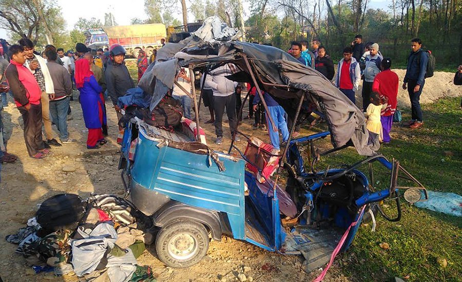 बाँकेमा बससँग ठोक्किँदा अटो रिक्सा चालकको ज्यान गयो