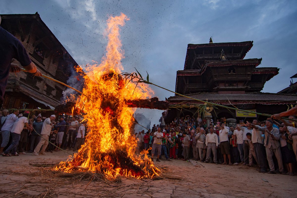 जोखिम छल्दै, परम्परा धान्दै