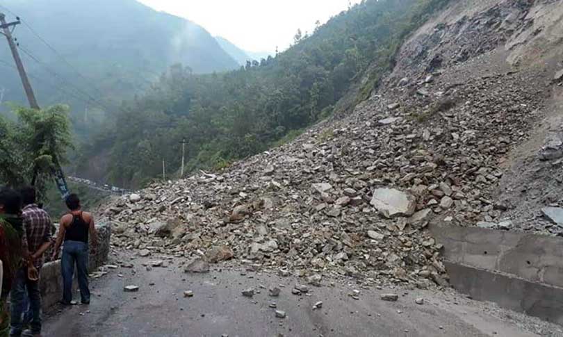 सुख्खा पहिरोले पृथ्वी राजमार्ग अवरुद्ध