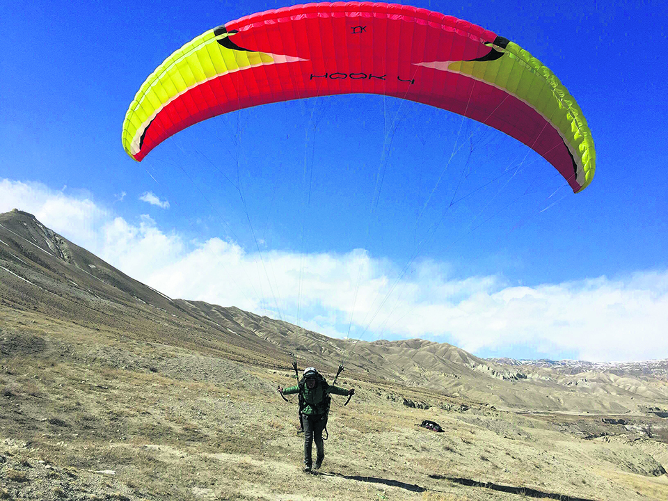 घान्द्रुकको देउरालीबाट आलेडाँडासम्म प्याराग्लाइडिङ