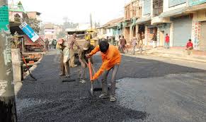 अस्तव्यस्त सडक, दर्जन बढी घर जोखिममा