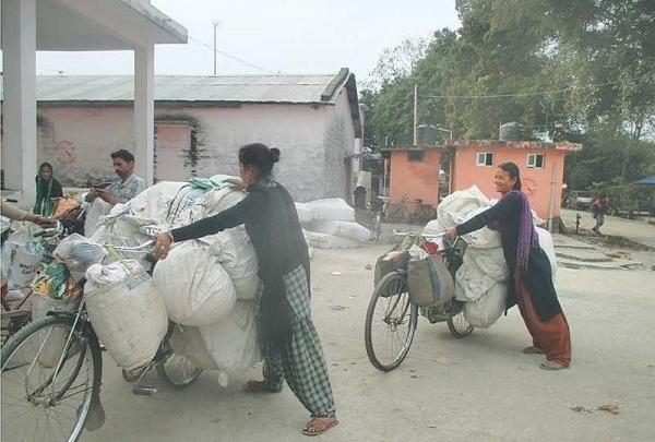 साइकलको भरमा परिवारका लागि आर्थिक जोहो गर्छन् महिला