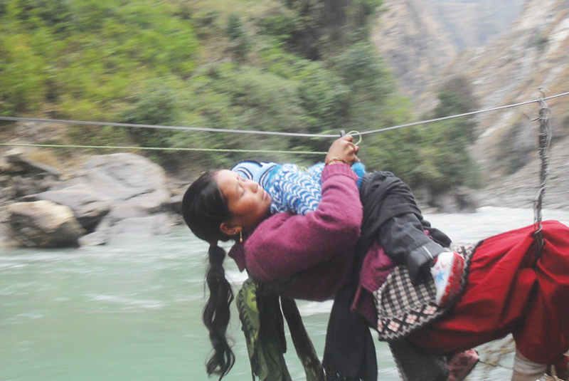 वर्षौंदेखि तुइनमा तुर्लुङ : स्थानीय भन्छन्, जिन्दगी तुइन तरेरै बित्ने भयो