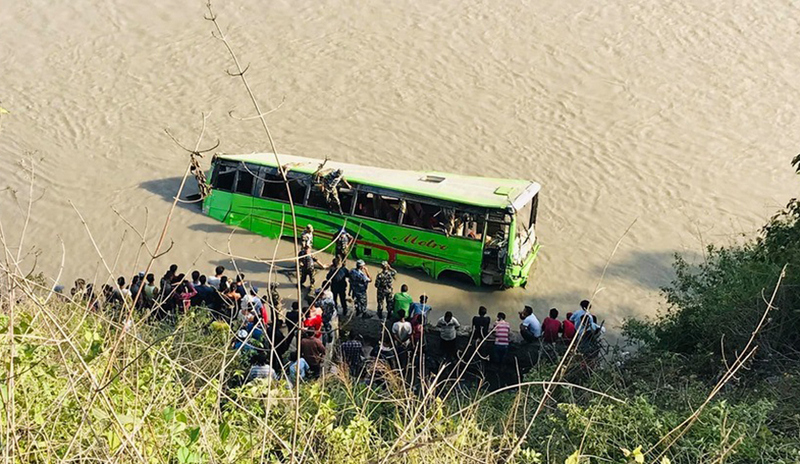 त्रिशूली बस दुर्घटना अपडेट : मृतक पाँचमध्ये तीनको सनाखत, १५ जनाको अवस्था गम्भीर