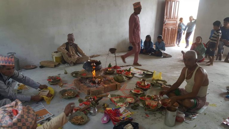 कन्भर्शनल डिसअर्डरबाट प्रभावित विद्यार्थी निको पार्न कक्षा कोठामा ग्रहशान्ति र चण्डी पूजा