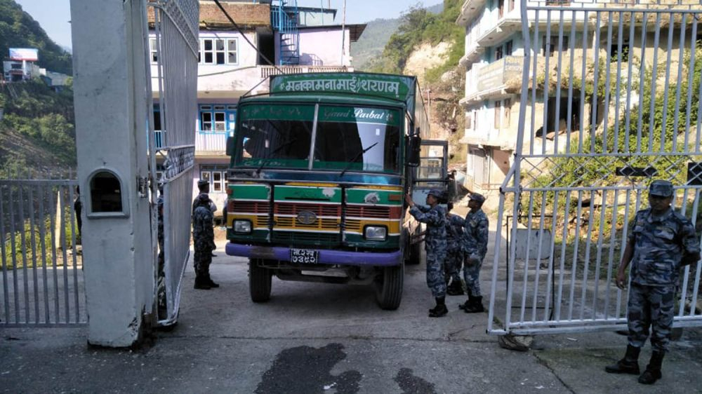 ‍खुल्यो तातोपानी नाका, ४ वटा कन्टेनर खासा पुगे