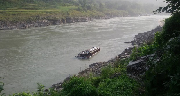 अपडेट : बस त्रिशूलीमा खस्दा तीन जनाको मृत्यु