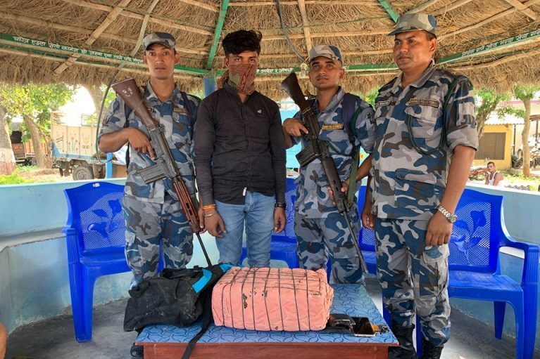 अवैध ५ केजी गाँजासहित एक भारतीय प्रहरी फन्दामा                                    