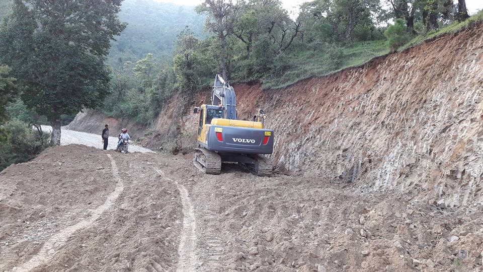 एक महिनाका लागि रोकियो मध्यपहाडी लोकमार्गको काम