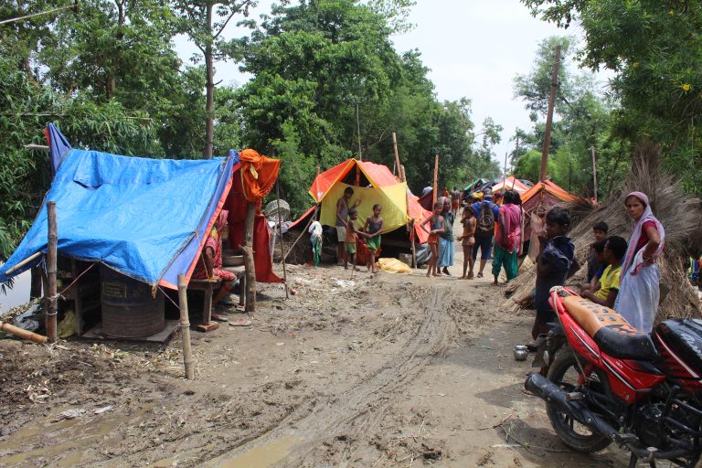 बाढीको कहर : बच्चाको भोकमा भक्कानिँदै अभिभावक