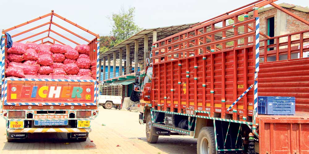 फेरि सीमानाकामै रोकिए तरकारी बोकेका ट्रक