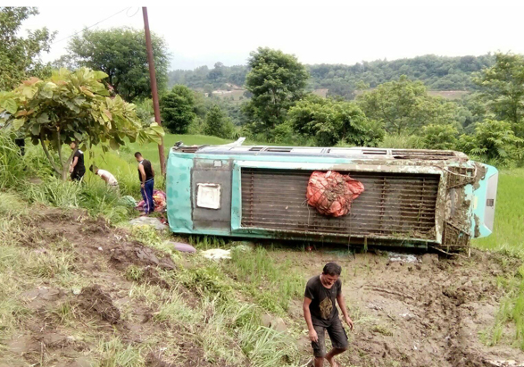 बन्दीपुरमा बस दुर्घटना, १३ यात्रु घाइते