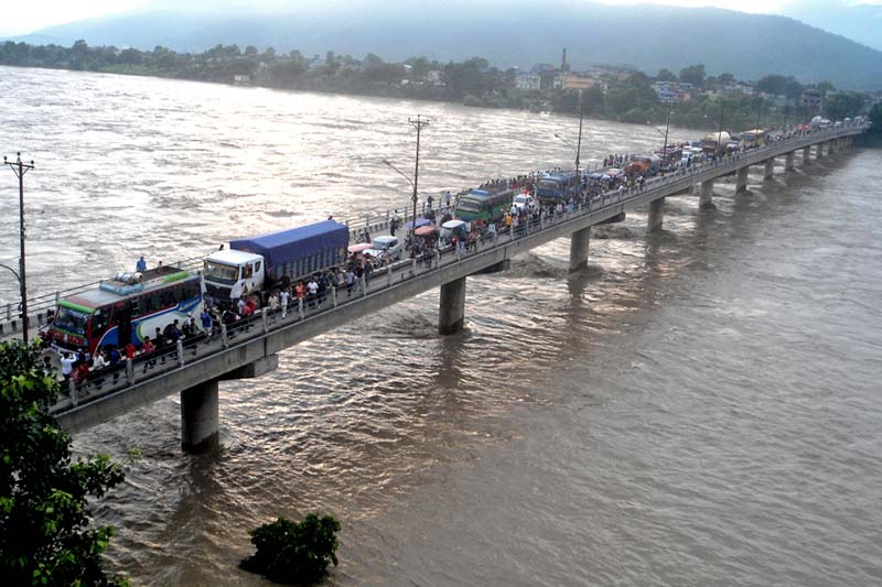 नारायणी नदीमा पौडी खेल्ने क्रममा एक पुरुष बेपत्ता