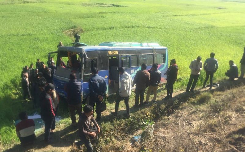 चितवनमा बस दुर्घटना, ३८ जना घाइते