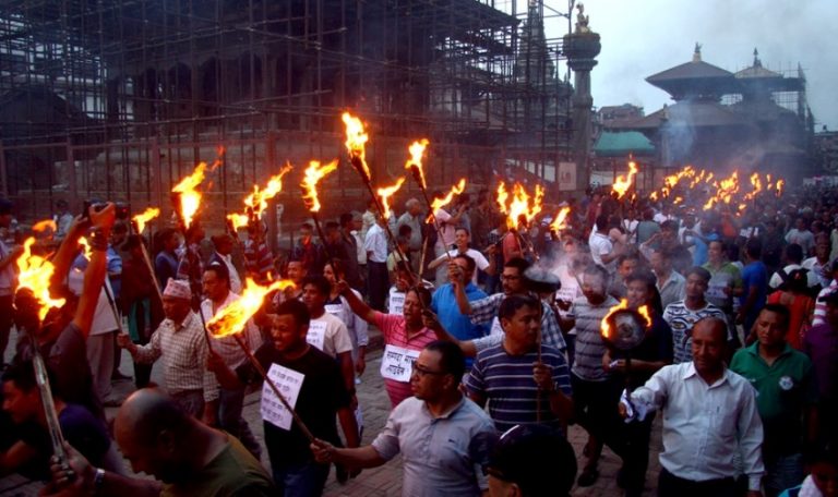 गुठी विधेयकको विराेधमा भक्तपुरमा मसाल जुलुश प्रदर्शन