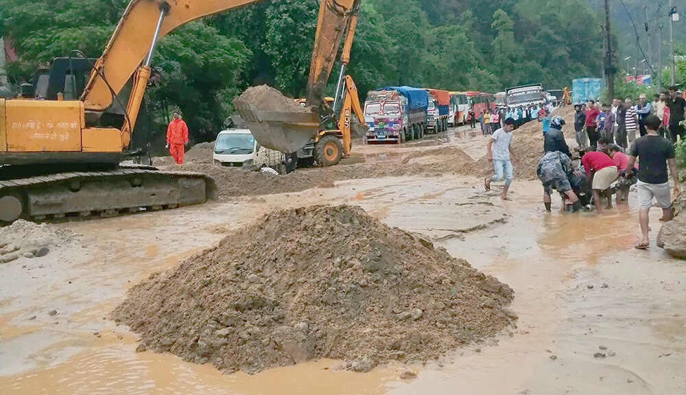 सडक निर्माणमा लापरबाही गर्ने ठेकेदारलाई कालोसूचीमा राख्ने चेतावनी