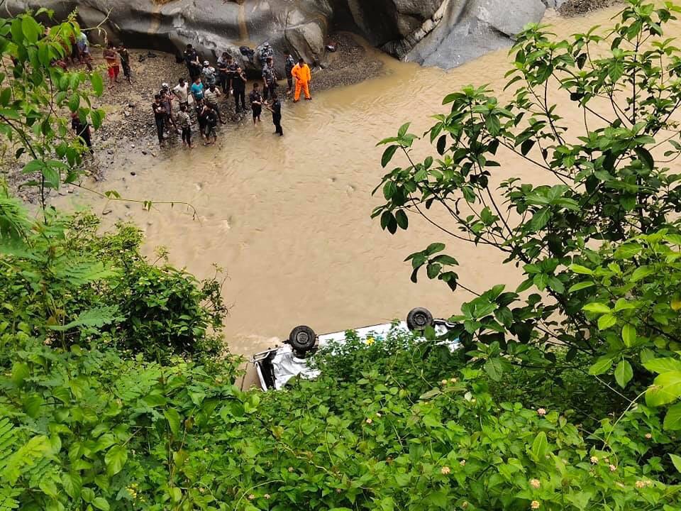 काठमाडौं जाँदै गरेको माइक्रो दुर्घटना हुँदा १२ जना घाइते