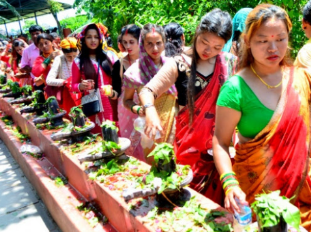 सोमबार बिहानैदेखि पशुपतिलगायत देशभरका शिवालयमा भक्तजनको घुँइचो