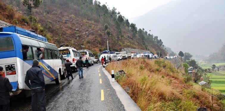 पहिरोका कारण बीपी र मध्यपहाडी राजमार्ग अवरुद्ध