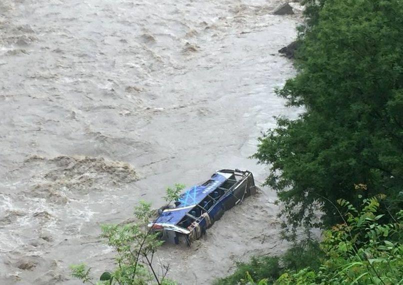 काठमाडौं आउँदै गरेको बस त्रिशूलीमा खस्यो, ३ को मृत्यु २५ बेपत्ता