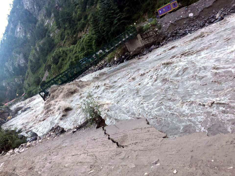 भोटेकोशीको बाढीले बेलिब्रिज बग्याे, नदी किनारका बस्तीमा त्रास