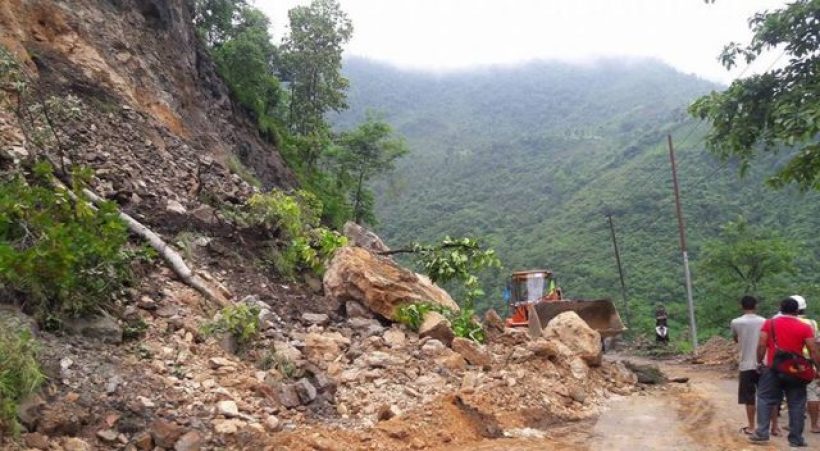 पहिरोले पुष्पलाल लोकमार्ग अवरुद्ध