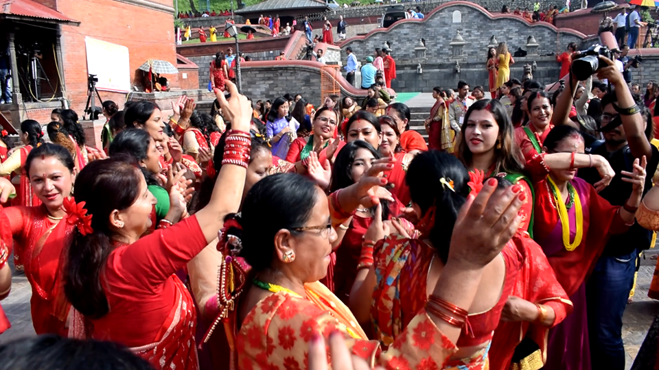 गौरा र तीज समूहमा मनाउन रोक