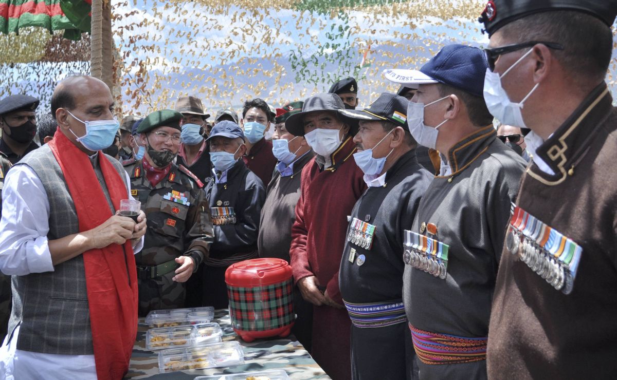 लद्दाख पुगेर रक्षामन्त्री सिंहले भने - सीमामा खटिएका भारतिय सेनाको समर्पण अनुकरणीय उदाहरण