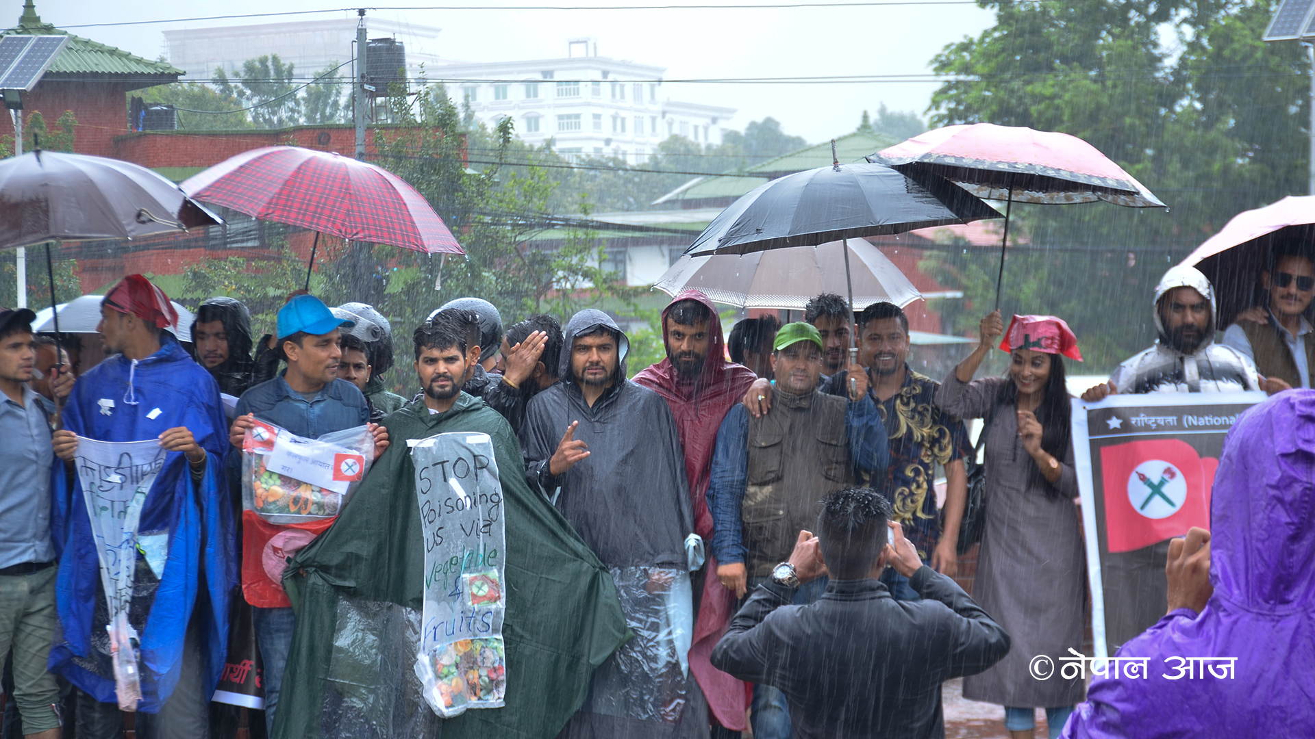 झरीमा रुझ्दै सरकारविरुद्ध नेविसंघको प्रदर्शन