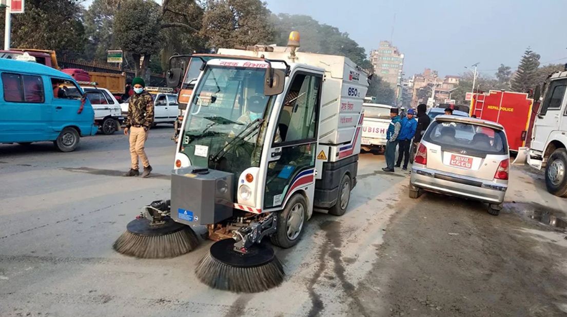 काठमाडौं महानगरले ब्रुमर सञ्चालनको पाँच महिना, सडकको हालत उस्तै