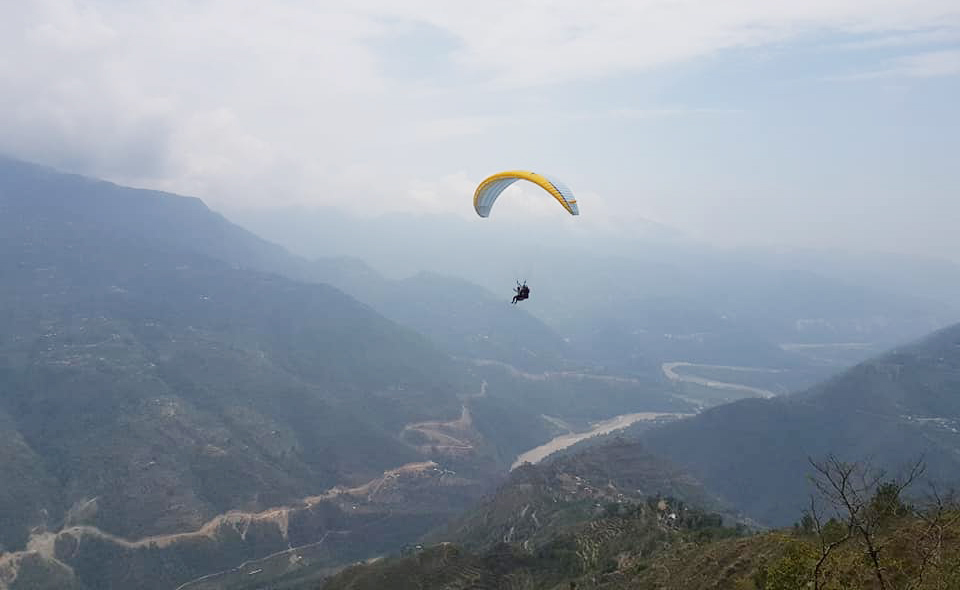 धनकुटाको चुलिबनमा प्याराग्लाइडिङ 