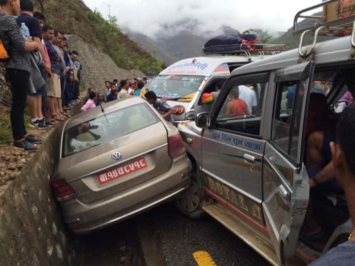 हतारले निम्त्याएको दुर्घटनामा १० घाइते