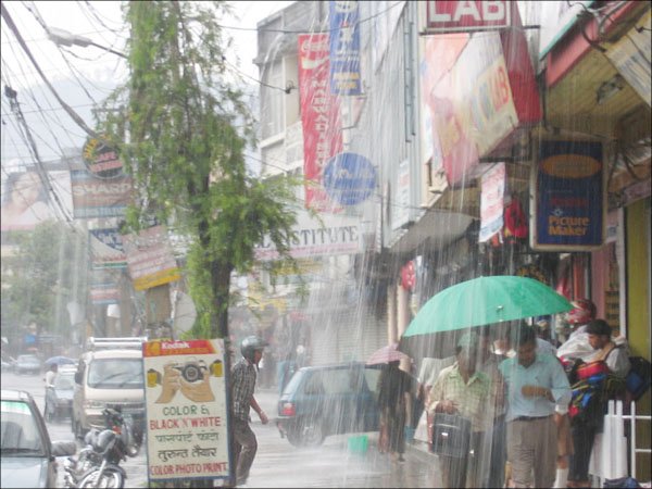 भिज्नु होला है, छाता लिएर निस्कनुस्