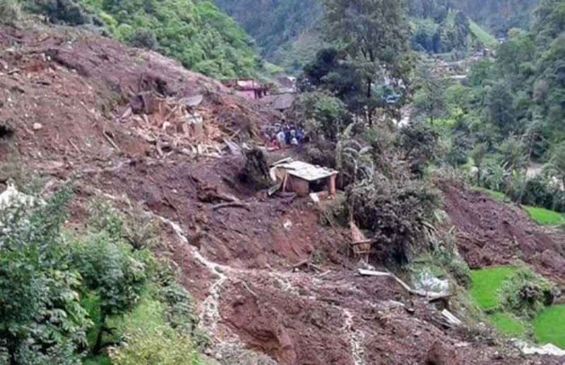 दोलखाको गौरीशंकरमा पहिरो, २ बेपत्ता, १० घर पुरिए