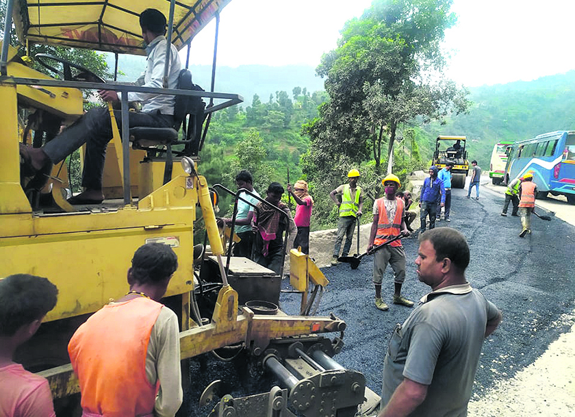 अनियमितताको नमुना, सडकमा भत्केको कालोपत्रे झिकेर मर्मत सुरु