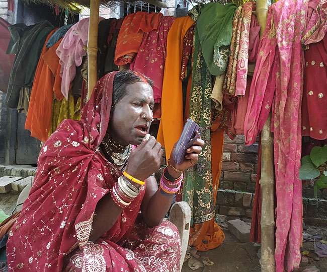 मृत्युको डरले बिगत ३० बर्षदेखि महिलाको भेषमा