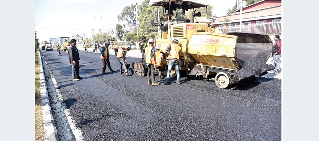 कान्तिपथमा कालोपत्र गरिदै, सडक निर्माण आगामी वर्ष सम्पन्न हुने