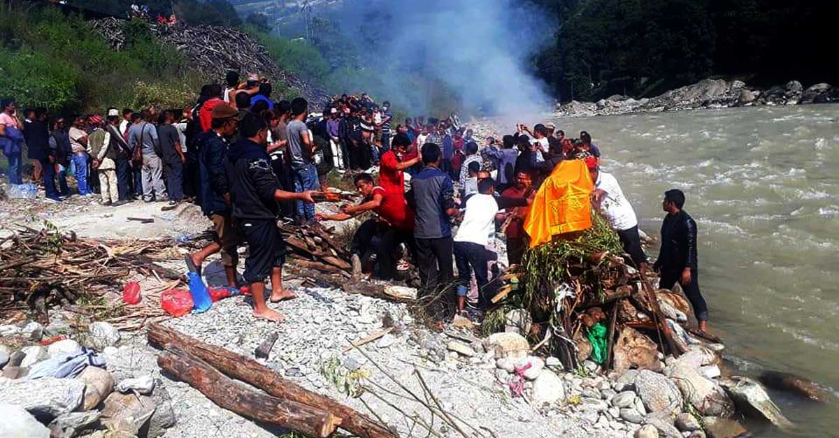 जीप दुर्घटनामा परि मृत्यु भएका १० जनाको सामुहिक अन्त्येष्टि, गाउँपालिकाले दियो शोक बिदा