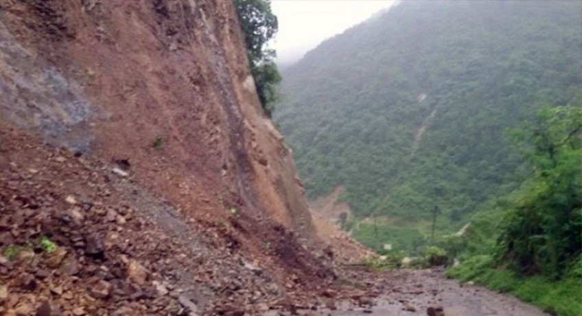 सुख्खा पहिरोको कारण बेनी जोमसोम सडक अवरुद्ध