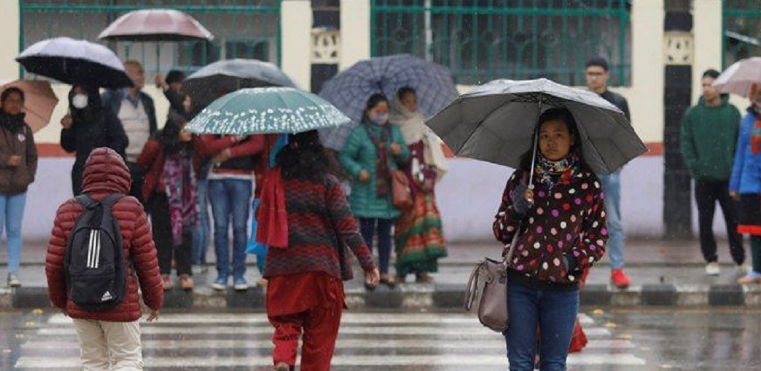 देशभर हिमपात र वर्षा, जनजीवन प्रभावित