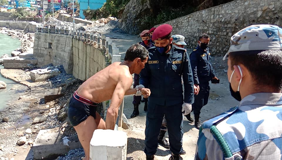 उर्लदो महाकालीमा हाम फालेर पौडिदै दार्चुला