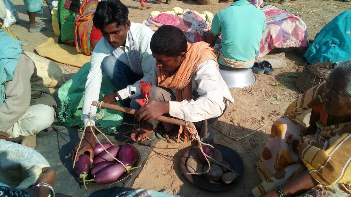 ढक–तराजुको प्रयोग र मूल्यमा असमानताका कारण ठगिँदै उपभोक्ता