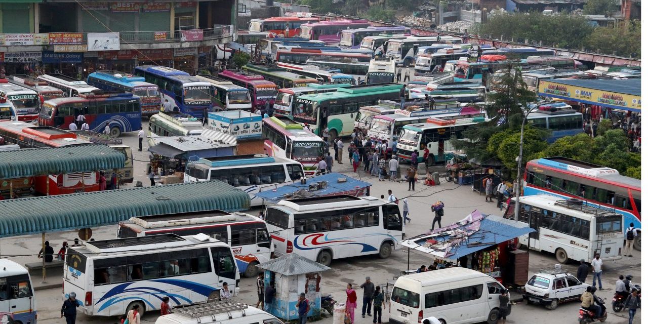 नयाँ बसपार्कमा घर जाने यात्रुको भीड